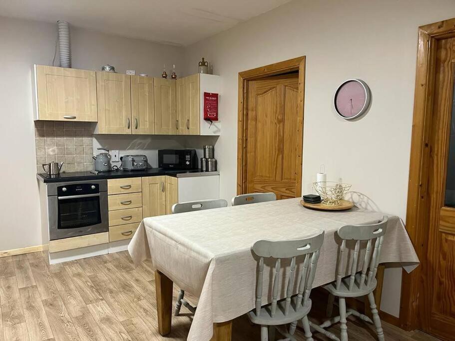 The Shed. Apartment Knockloghrim Bagian luar foto